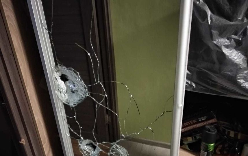 Пули после выстрелов пробили стекло в прихожей. Фото ГСУ СК РФ по Москве