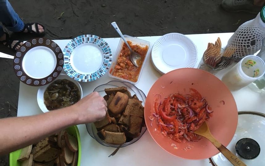 Пикник с едой, приготовленной из находок на помойках. Фото facebook /Irina Vlasova