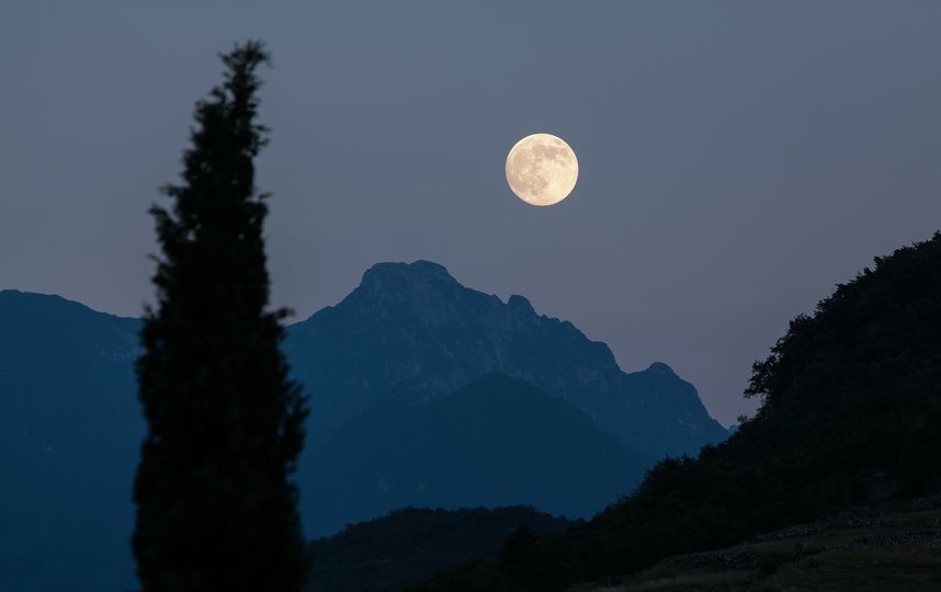 Россияне смогут увидеть до конца августа сближение Луны с тремя планетами. Фото Pixabay.com