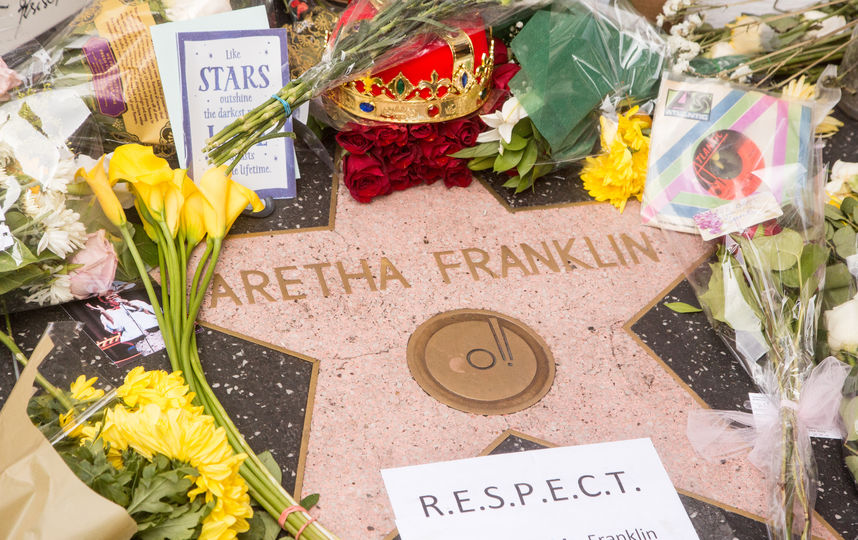 К звезде Ареты Франклин на Аллее славы в Лос-Анджелесе несут цветы , мягкие игрушки и футболки с портретом Франклин. Фото AFP