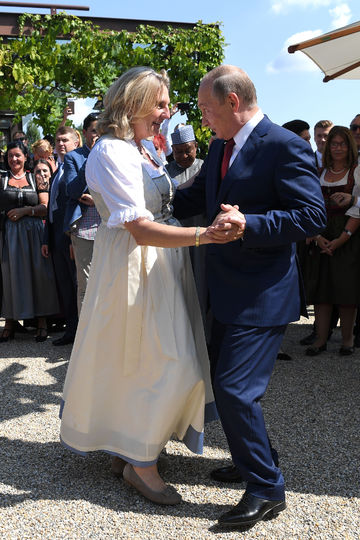 Владимир Путин танцует с главой МИД Австрии Карин Кнайсль. Фото AFP