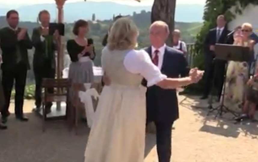 Владимир Путин станцевал на свадьбе в Австрии и поздравил молодоженов. Фото скриншот видео www.ren.tv
