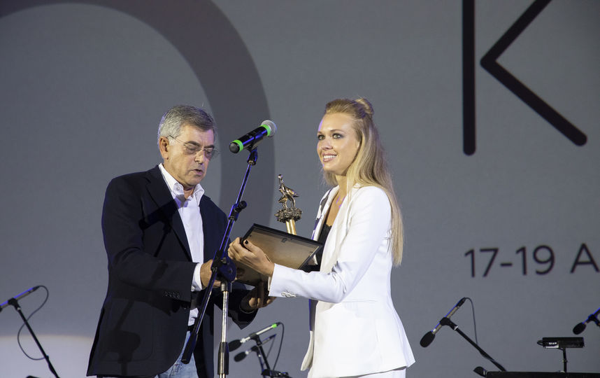 Виктория Рунцова получает награду. Фото Предоставлено организаторами мероприятия.