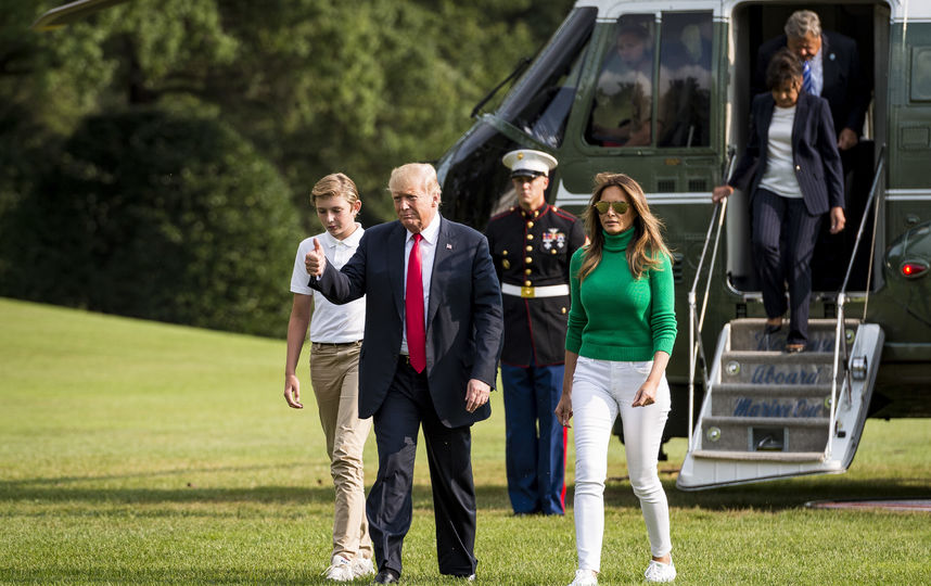 Бэррон Трамп вместе с родителями. Фото Getty