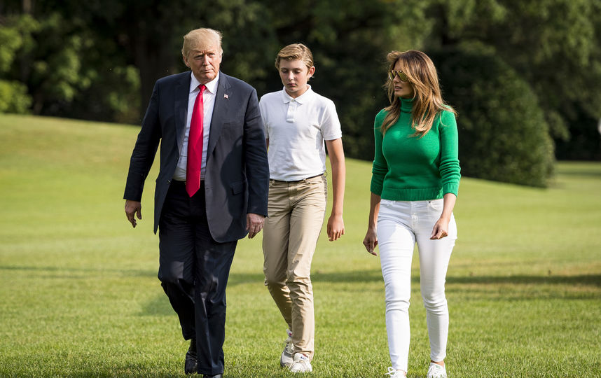Бэррон Трамп вместе с родителями. Фото Getty