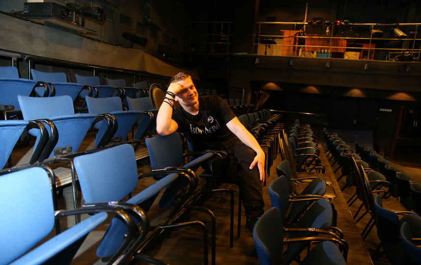 Артур Сопельник в зрительном зале театра. Фото Василий Кузьмичёнок