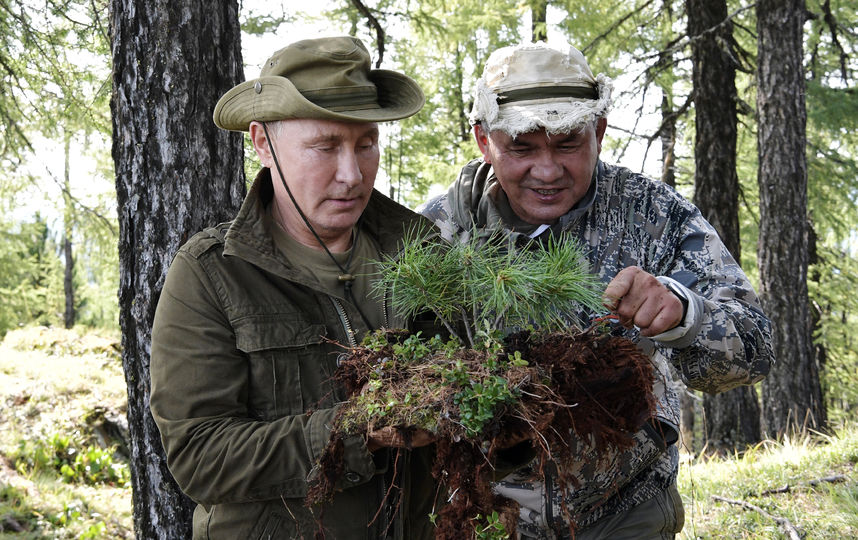 Владимир Путин и Сергей Шойгу на отдыхе в Тыве. Фото AFP
