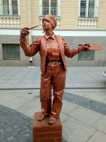 Диана работала в центре города «живой статуей». 