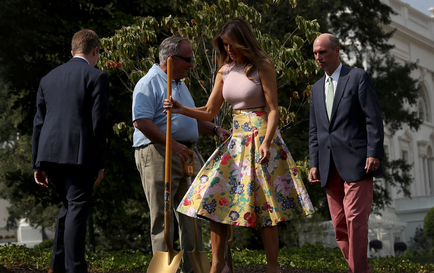 Мелания Трамп посадила дерево у Белого дома. Фото Getty
