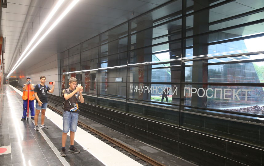 Пассажиры ждут поезд на станции "Мичуринский проспект". Фото Василий Кузьмичёнок