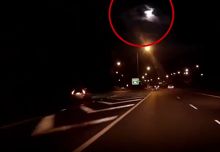 В Австралии засняли падающий метеорит. Фото Все - скриншот YouTube
