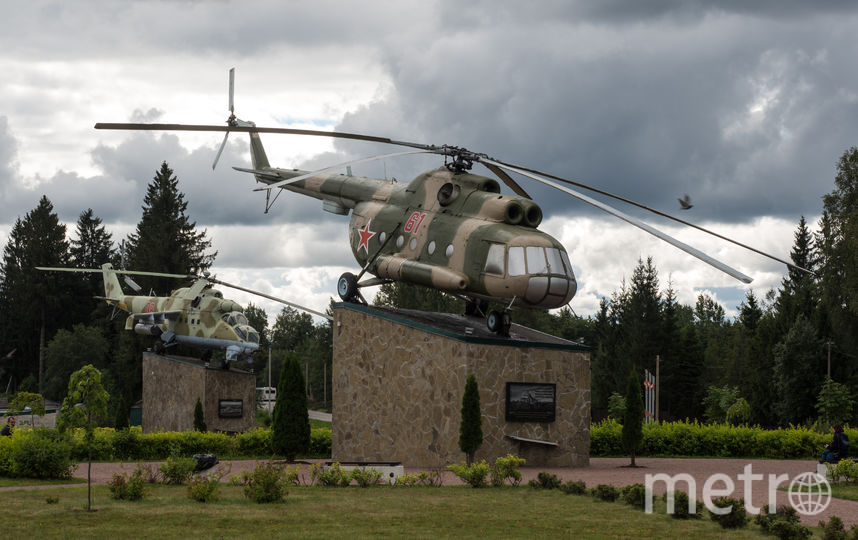 В Агалатово, в память о военных летчиках, на высоких постаментах, установлены два вертолета Ми-8 и Ми-24. Фото Святослав Акимов., "Metro"