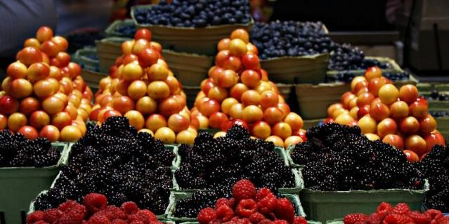 Ягоды для морса легко можно купить на рынке. Ягоды для морса легко можно купить на рынке.