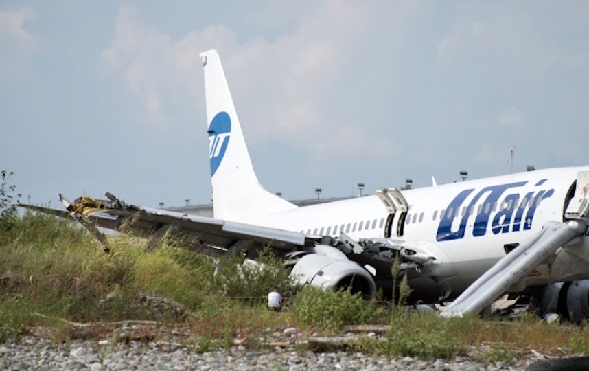 Авария произошла в ночь на субботу в аэропорту города Сочи. Фото РИА Новости