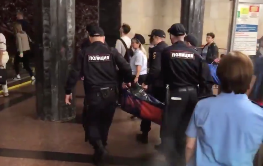 Убивают ли полицейские. Убили в метро полицейского Курская. Убитый полицейский в Москве.