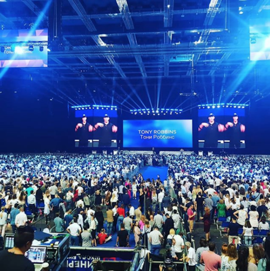 Семинар Тони Роббинса в "Олимпийском" посетили 26 тысяч человек. Фото Скриншот Instagram: angel_maxim