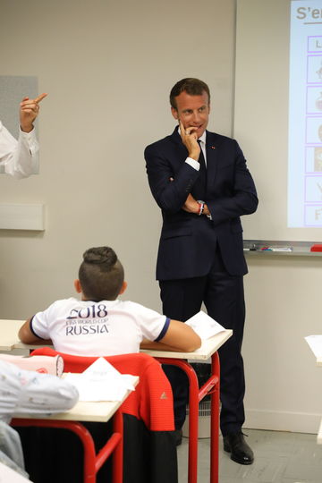 Макрон посетил среднюю школу на французский "день знаний". Фото AFP