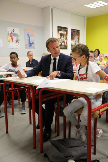 Макрон посетил среднюю школу на французский "день знаний". Фото AFP