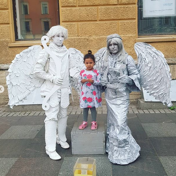 Боня в Петербурге в окружении оживших скульптур. Фото все: instagram @tsoylita, "Metro"