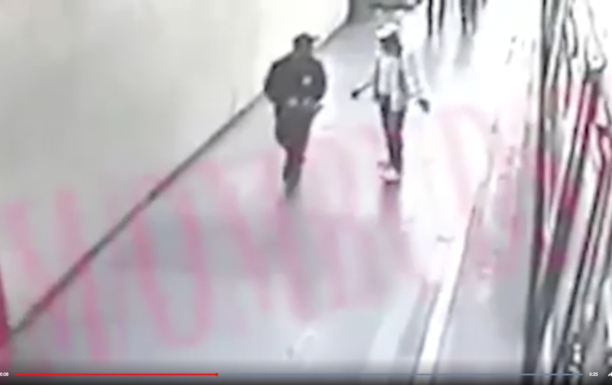 На кадрах видно, как сотрудник правоохранительных органов и неизвестный мужчина идут по платформе. Фото Скриншот https://www.youtube.com/watch?v=DgJKQgjCXDU, Скриншот Youtube