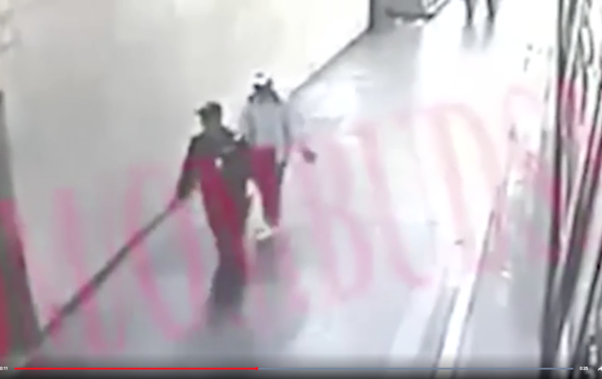 На кадрах видно, как сотрудник правоохранительных органов и неизвестный мужчина идут по платформе. Фото Скриншот https://www.youtube.com/watch?v=DgJKQgjCXDU, Скриншот Youtube