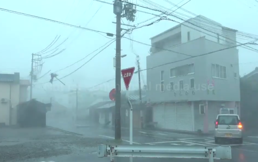 Тайфун "Джеби": максимальная скорость порывов ветра достигает 180 км/ч. 