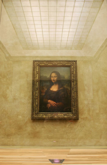 Картина Леонардо да Винчи "Мона Лиза" находится в Лувре. Фото Getty