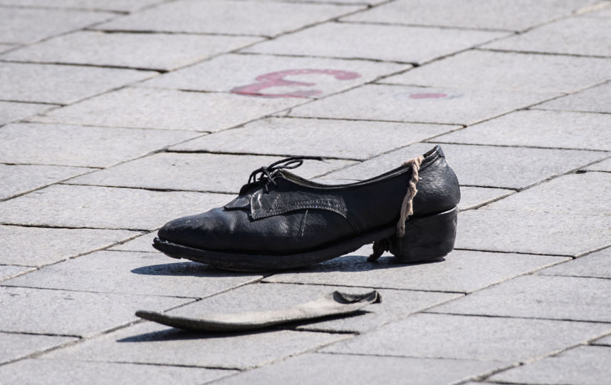 Одна из маршировавших девушек оставила туфлю. Фото AFP