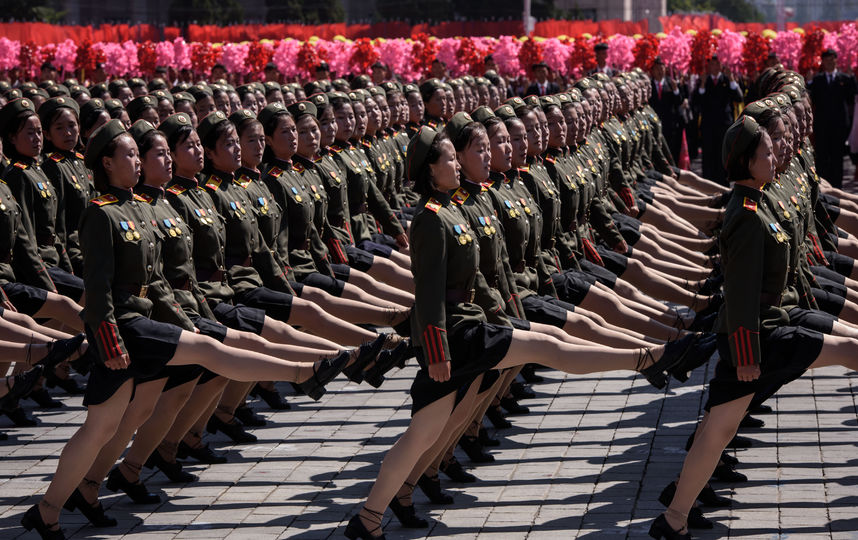 Корейские девушки на параде. Фото AFP
