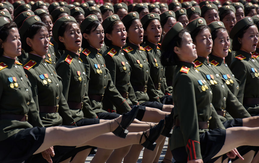 Корейские девушки на параде. Фото AFP