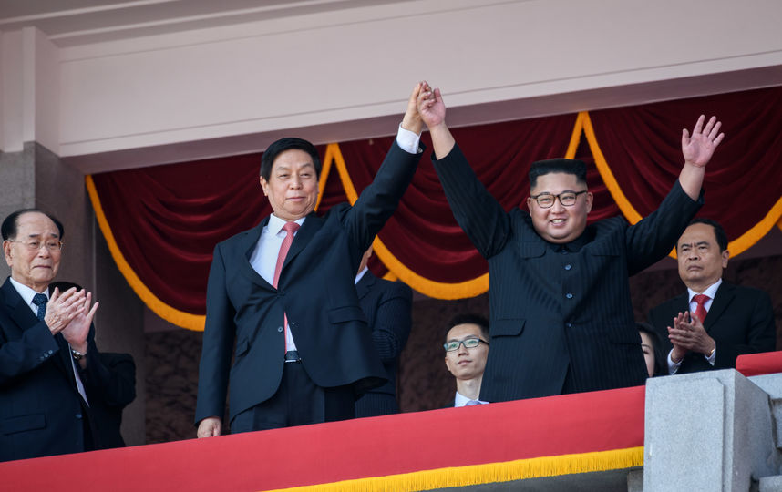 Ким Чен Ын приветствует участников парада. Фото AFP