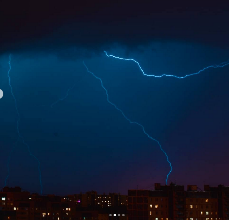 Сверкнула сильная молния. Молния СПБ. Розовые молнии в Питере. Молния сверкает. Мерцающие молнии.