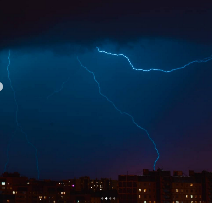 В Петербурге сверкали молнии: горожане сделали фото. Фото скриншот www.instagram.com/anyametzger/