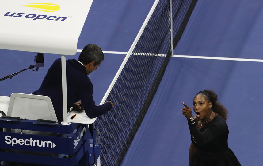 Это не первый громкий скандал с участием Серены и судей. В финале US Open 2009 она пригрозила судье на линии засунуть мяч в глотку. Фото Getty