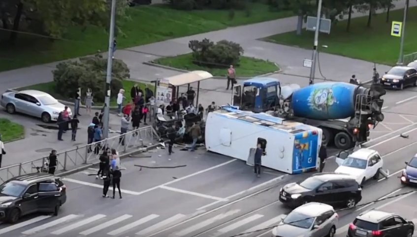 В Петербурге BMW выехал на встречку и врезался в автобус с пассажирами. Фото Все - скриншот YouTube
