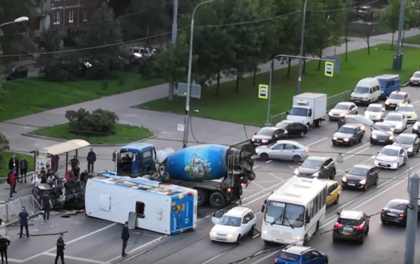 В Петербурге BMW выехал на встречку и врезался в автобус с пассажирами. Фото Все - скриншот YouTube