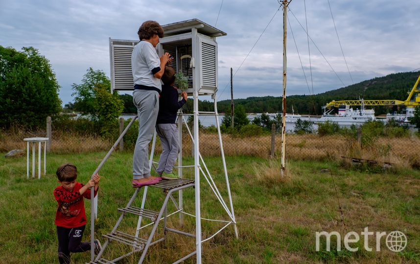 Екатерина записывает показания, собранные на метеорологической площадке возле дома. Фото Алена Бобрович, "Metro"