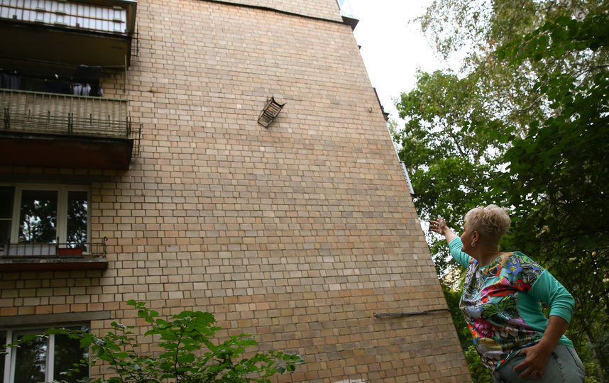 Двадцать лет провисели салазки на стене девятиэтажки в районе Коптево, но только сейчас жители раскрыли тайну их появления. Фото Василий Кузьмичёнок