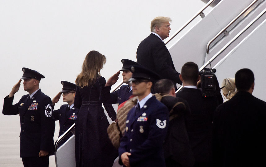 Дональд и Мелания Трамп отправляются к мемориалу. Фото Getty