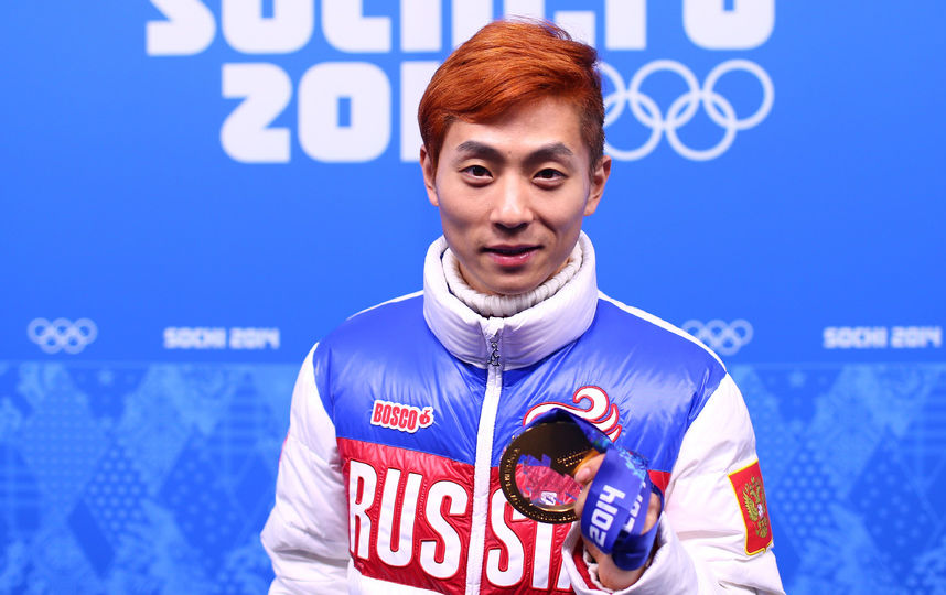 Виктор Ан с олимпийской медалью, выигранной в составе сборной России. Фото Getty