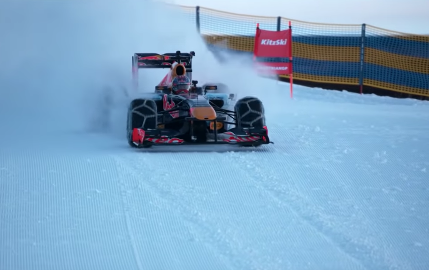 Пилот «Формулы-1» Макс Ферстаппен сражался с природой. Голландец проехал на гоночном болиде по горнолыжной трассе в Кицбюэле в преддверии этапа Кубка мира. Фото скриншот с видео канала Max Verstappen на Youtube