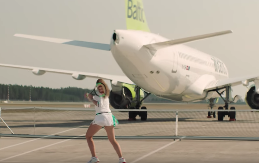 Латвийская теннисистка Алёна Остапенко при подготовке к Roland Garros-2018 выбрала в спарринг-партнёры самолёт. Она принимала мячи, ускоренные турбиной. Один из них разорвал ракетку. Фото скриншот с видео air baltic на youtube