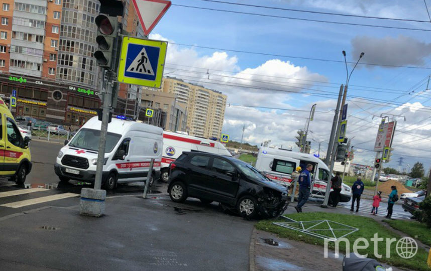 Чп санкт. Ограждение места ДТП. Автомобиль сбивает ограждение. Сбил ограждение на машине. ДТП СПБ сегодня Красносельский район погиб.