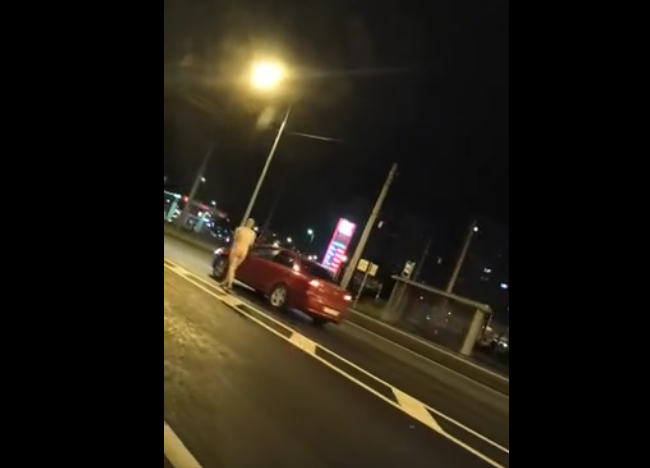 В Петербурге мужчина бегал голышом по улицам. Фото скриншот видео соцсети