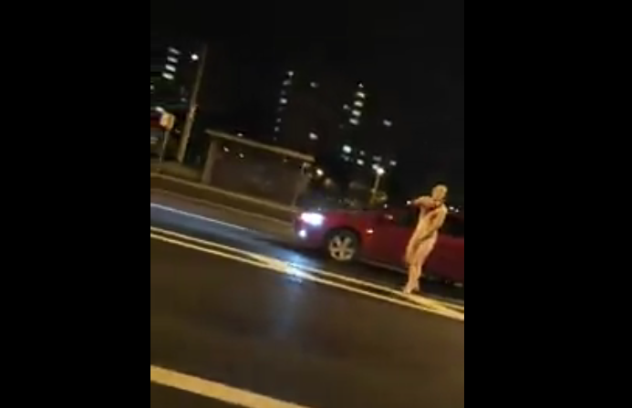 В Петербурге мужчина бегал голышом по улицам. Фото скриншот видео соцсети