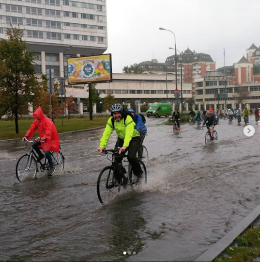 Московский традиционный велопарад прошёл под проливным дождем. Фото Скриншот Instagram @d__r__f.