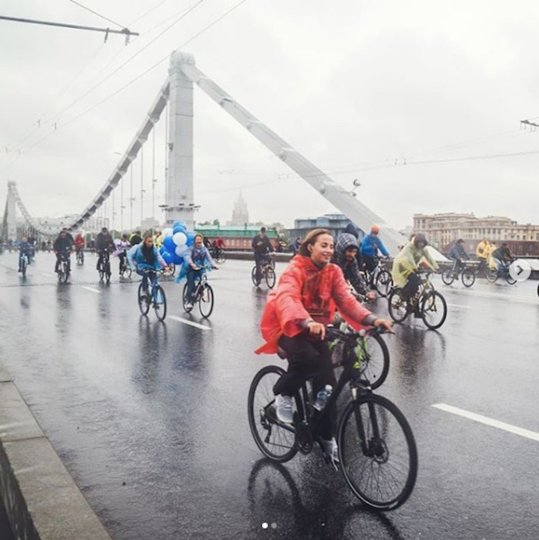 Московский традиционный велопарад прошёл под проливным дождем. Фото Скриншот Instagram @nastyapumbaa.