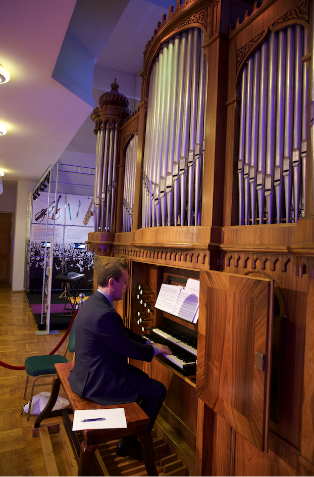 Органист мирового уровня Джанлука Либертуччи репетирует концерт по случаю 150-летия инструмента. Фото Василий Кузьмичёнок