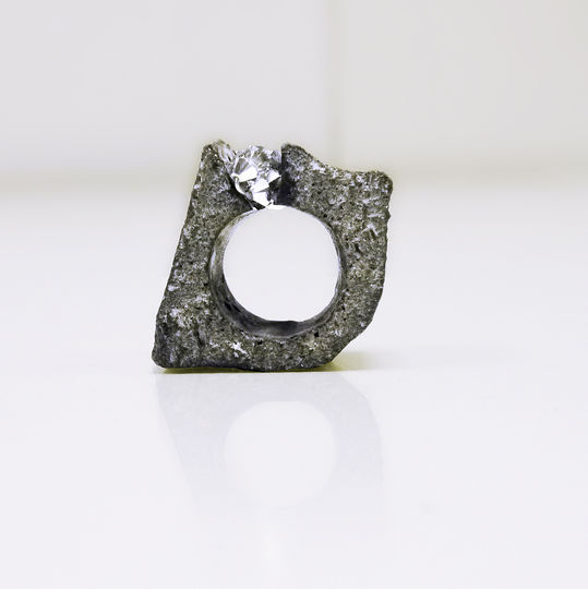 Бетонное кольцо от Фернандо Мениса. Фото Getty