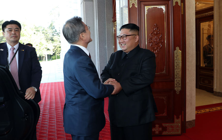 Ким Чен Ын принял в Пхеньяне главу Южной Кореи и его жену. Фото AFP